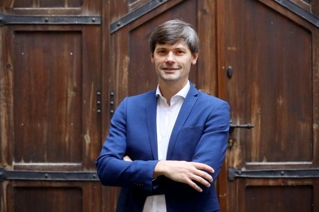 Premiér selhal, v krizi nedokázal sjednotit společnost